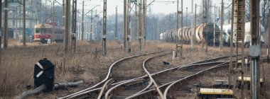 Güneşli bir günde demiryolu manzarası