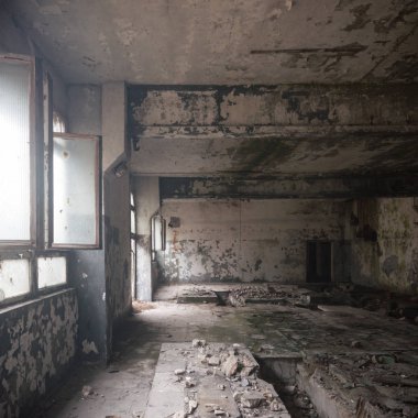 Terk edilmiş eski bir fabrika binasının geniş açılı görüntüsü