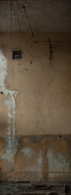 Terk edilmiş eski bir fabrika binasının geniş açılı görüntüsü