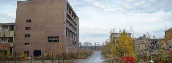 Çok Kirlenmiş Endüstriyel Bir Fabrikanın Kalıntıları Sanayi Serisi — Stok fotoğraf