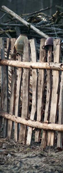 Oude Houten Grenspalen Met Nagels Zonnige Dag — Stockfoto