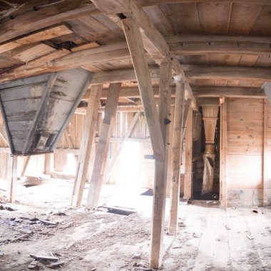 Çok kirlenmiş endüstriyel bir fabrikanın kalıntıları, sanayi serisi.