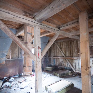 Çok kirlenmiş endüstriyel bir fabrikanın kalıntıları, sanayi serisi.