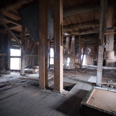 Çok kirlenmiş endüstriyel bir fabrikanın kalıntıları, sanayi serisi.