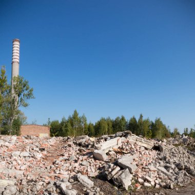 Çok kirlenmiş endüstriyel bir fabrikanın kalıntıları, sanayi serisi.