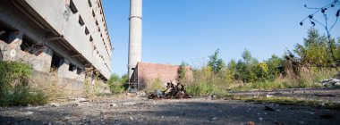 Çok kirlenmiş endüstriyel bir fabrikanın kalıntıları, sanayi serisi.