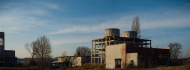 Çok kirlenmiş endüstriyel bir fabrikanın kalıntıları, sanayi serisi.