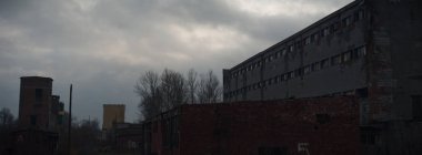 Çok kirlenmiş endüstriyel bir fabrikanın kalıntıları, sanayi serisi.