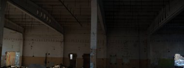 Çok kirlenmiş endüstriyel bir fabrikanın kalıntıları, sanayi serisi.