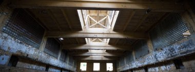 Çok kirlenmiş endüstriyel bir fabrikanın kalıntıları, sanayi serisi.