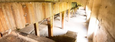 Çok kirlenmiş endüstriyel bir fabrikanın kalıntıları, sanayi serisi.