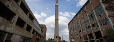 Çok kirlenmiş endüstriyel bir fabrikanın kalıntıları, sanayi serisi.