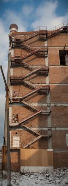 Çok kirlenmiş endüstriyel bir fabrikanın kalıntıları, sanayi serisi.