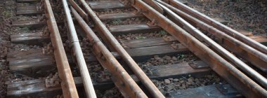 Güneşli bir günde demiryolu manzarası