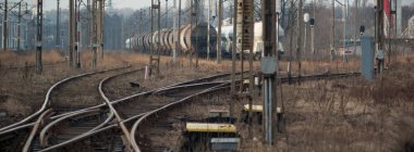 Güneşli bir günde demiryolu manzarası