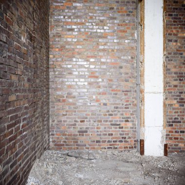 Terk edilmiş eski bir fabrika binasının geniş açılı görüntüsü