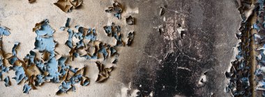 Terk edilmiş eski bir fabrika binasının geniş açılı görüntüsü