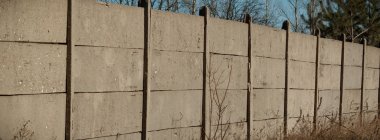 Terk edilmiş eski bir fabrika binasının geniş açılı görüntüsü