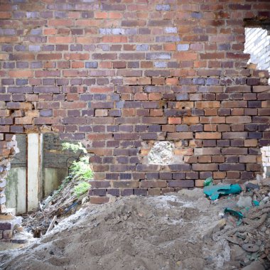 Terk edilmiş eski bir fabrika binasının geniş açılı görüntüsü