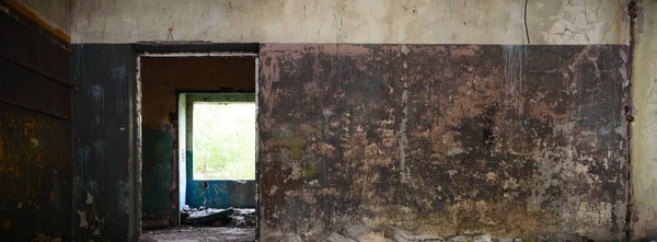 Çok kirlenmiş endüstriyel bir fabrikanın kalıntıları, sanayi serisi.