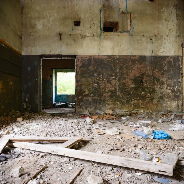 Luas Sudut Tampilan Dari Sebuah Dinding Tua Ditinggalkan Bangunan Pabrik — Stok Foto
