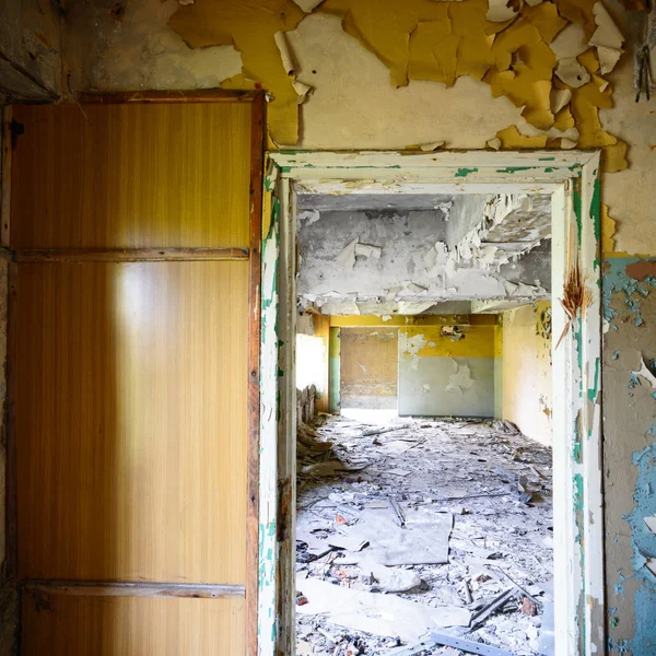 Terk edilmiş eski bir fabrika binasının geniş açılı görüntüsü