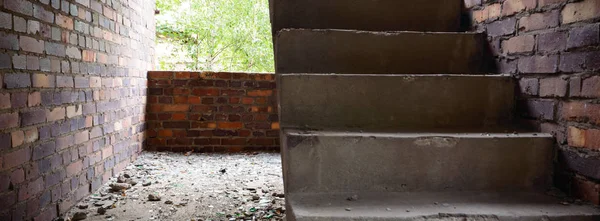 Groothoekzicht Een Oude Muur Verlaten Fabrieksgebouw — Stockfoto