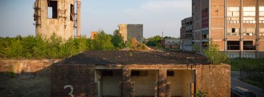 Çok kirlenmiş endüstriyel bir fabrikanın kalıntıları, sanayi serisi.