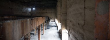 Çok kirlenmiş endüstriyel bir fabrikanın kalıntıları, sanayi serisi.