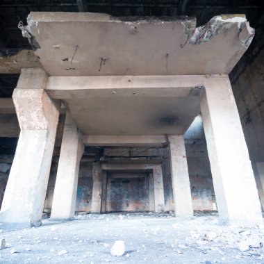 Çok kirlenmiş endüstriyel bir fabrikanın kalıntıları, sanayi serisi.