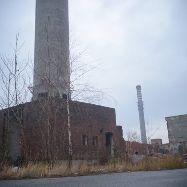 Çok kirlenmiş endüstriyel bir fabrikanın kalıntıları, sanayi serisi.