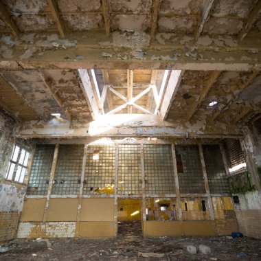 Çok kirlenmiş endüstriyel bir fabrikanın kalıntıları, sanayi serisi.