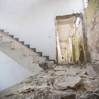 Çok kirlenmiş endüstriyel bir fabrikanın kalıntıları, sanayi serisi.