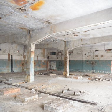 Çok kirlenmiş endüstriyel bir fabrikanın kalıntıları, sanayi serisi.