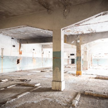 Çok kirlenmiş endüstriyel bir fabrikanın kalıntıları, sanayi serisi.