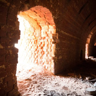 Çok kirlenmiş endüstriyel bir fabrikanın kalıntıları, sanayi serisi.