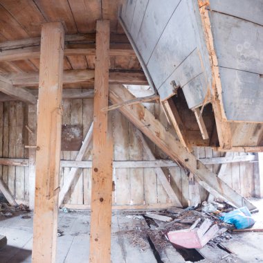 Çok kirlenmiş endüstriyel bir fabrikanın kalıntıları, sanayi serisi.