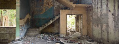 Çok kirlenmiş endüstriyel bir fabrikanın kalıntıları, sanayi serisi.