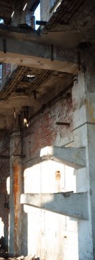 Çok kirlenmiş endüstriyel bir fabrikanın kalıntıları, sanayi serisi.