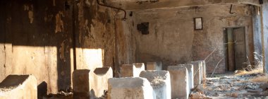 Çok kirlenmiş endüstriyel bir fabrikanın kalıntıları, sanayi serisi.