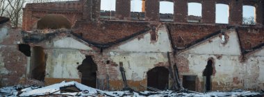 Çok kirlenmiş endüstriyel bir fabrikanın kalıntıları, sanayi serisi.