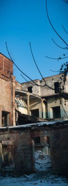 Çok kirlenmiş endüstriyel bir fabrikanın kalıntıları, sanayi serisi.