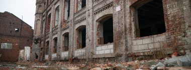 Çok kirlenmiş endüstriyel bir fabrikanın kalıntıları, sanayi serisi.