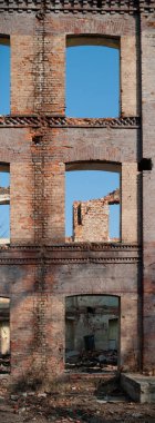 Çok kirlenmiş endüstriyel bir fabrikanın kalıntıları, sanayi serisi.