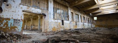 Çok kirlenmiş endüstriyel bir fabrikanın kalıntıları, sanayi serisi.