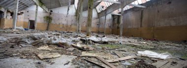 Çok kirlenmiş endüstriyel bir fabrikanın kalıntıları, sanayi serisi.