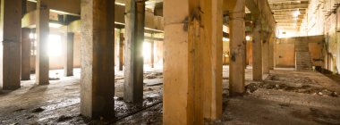 Çok kirlenmiş endüstriyel bir fabrikanın kalıntıları, sanayi serisi.