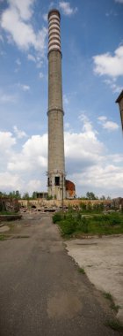 Çok kirlenmiş endüstriyel bir fabrikanın kalıntıları, sanayi serisi.