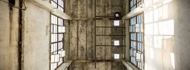 Çok kirlenmiş endüstriyel bir fabrikanın kalıntıları, sanayi serisi.