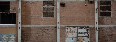 Çok kirlenmiş endüstriyel bir fabrikanın kalıntıları, sanayi serisi.